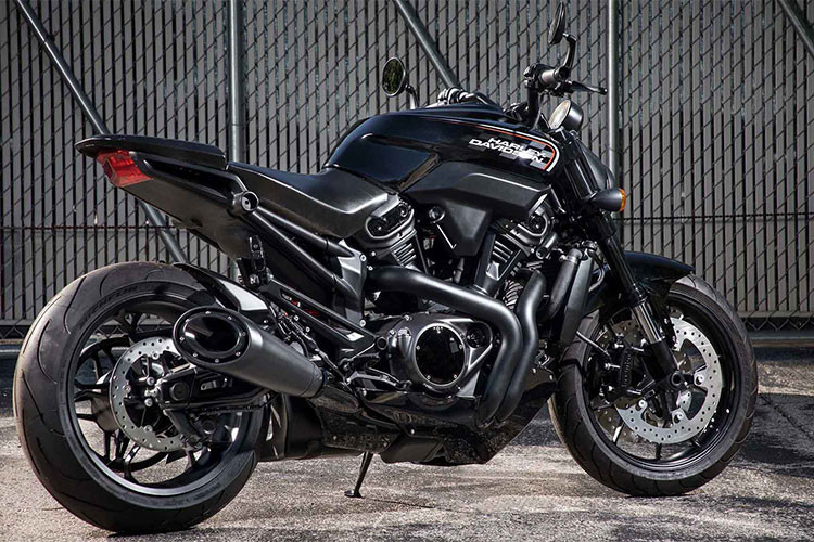 Kế tiếp là Harley-Davidson streetfighter 975cc chưa được đặt tên. Xe sử dụng động cơ V-twin, khung sườn dạng ống với các tấm ốp vuông vức. Chưa có thông số chính thức cho mẫu xe sẽ cạnh tranh với dòng Ducati Monster nhưng có thể thấy xe được trang bị các option như phanh trước Brembo 4 pis đối xứng, phuộc upside-down, dẫn động dây cua-roa...