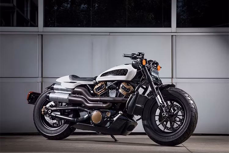 Mẫu cruiser custom mới “all new custom model” sẽ sử dụng chung động cơ với Pan America, thiết kế thân xe đậm chất cơ bắp với hình ảnh các ống trụ tròn từ sườn xe, cổ pô, gắp sau. Nửa trên thân xe gồm bình xăng và yên xe khá mỏng chủ yếu hướng sự chú ý xuống thân dưới hơn. Đèn pha trước công nghệ LED khá nhỏ nhưng lại hài hòa với đầu xe. Đây có thể sẽ là phiên bản thay thế cho mẫu Harley-Davidson Sportster.