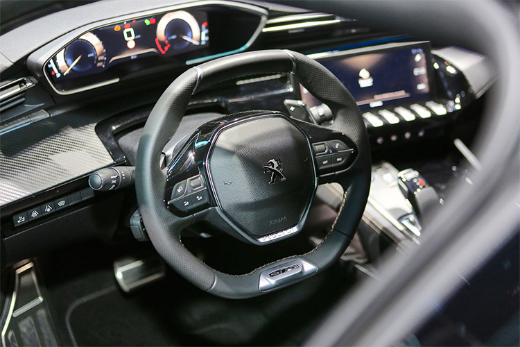 Vô lăng xe thiết kế hình dạng độc đáo vát trên và dưới, tạo cảm giác như ngồi trên các xe thể thao. Ở bản GT, vô lăng này còn được ốp một mảng kim loại ở đáy và khắc chữ GT thể thao, đi kèm các nút bấm đa dụng.