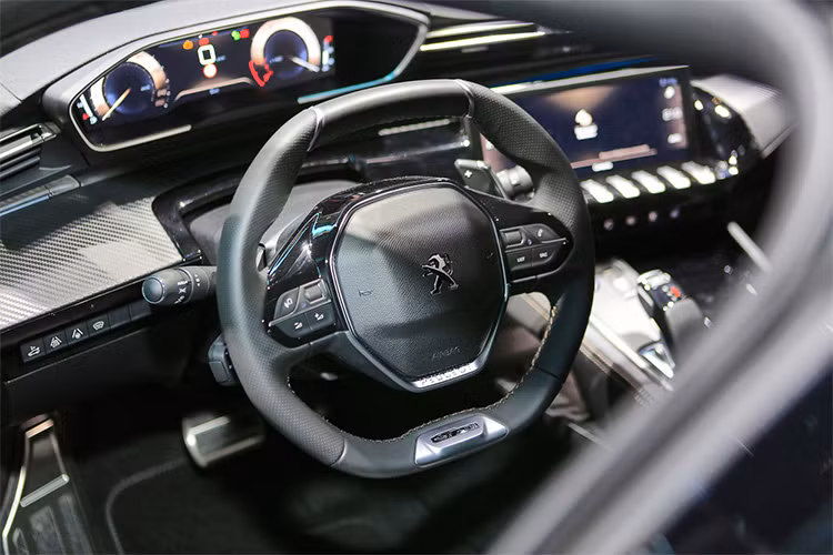 Vô lăng xe thiết kế hình dạng độc đáo vát trên và dưới, tạo cảm giác như ngồi trên các xe thể thao. Ở bản GT, vô lăng này còn được ốp một mảng kim loại ở đáy và khắc chữ GT thể thao, đi kèm các nút bấm đa dụng.