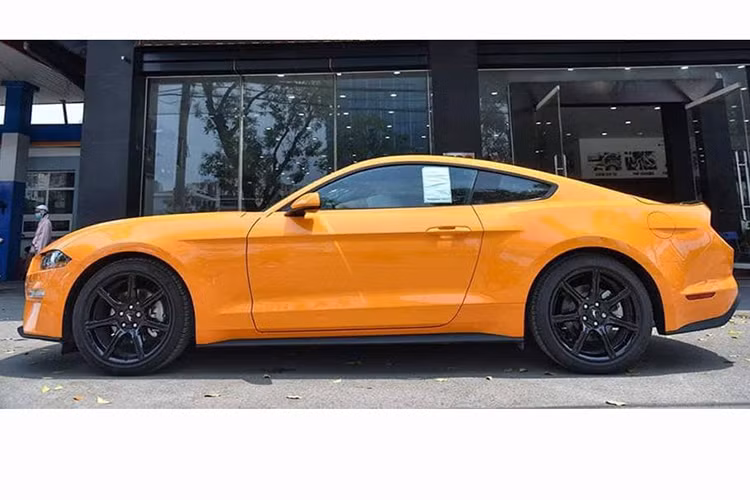 Về thiết kế, điểm nhấn của Ford Mustang 2018 chính là phần đầu xe mới. Hãng xe Mỹ đã bổ sung cụm đèn pha mới, cản va trước tái thiết kế, lưới tản nhiệt rộng hơn và nắp ca-pô khỏe khoắn. So với phiên bản cũ, nắp ca-pô của Ford Mustang 2018 đã được hạ thấp 20 mm.