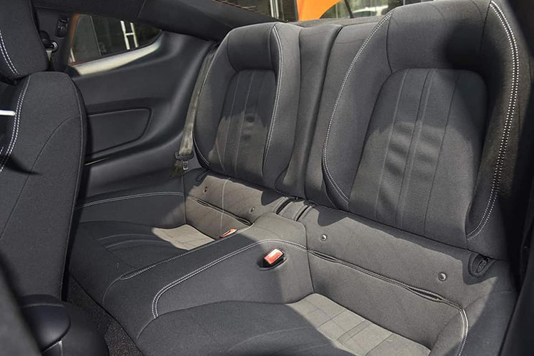 Ford Mustang có thiết kế 2 + 2 chỗ ngồi nhưng khá chật chội. Phía sau chỉ dành cho trẻ em hoặc để các đồ vật cần thiết cho người sử dụng. Mặc dù là một mẫu xe thể thao cơ bắp nhưng thể tích khoang hành lý của mẫu xe này cũng gây ngạc nhiên khi đạt tới dung tích 382 lít.
