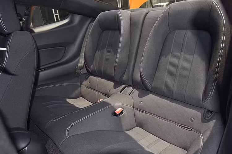 Ford Mustang có thiết kế 2 + 2 chỗ ngồi nhưng khá chật chội. Phía sau chỉ dành cho trẻ em hoặc để các đồ vật cần thiết cho người sử dụng. Mặc dù là một mẫu xe thể thao cơ bắp nhưng thể tích khoang hành lý của mẫu xe này cũng gây ngạc nhiên khi đạt tới dung tích 382 lít.