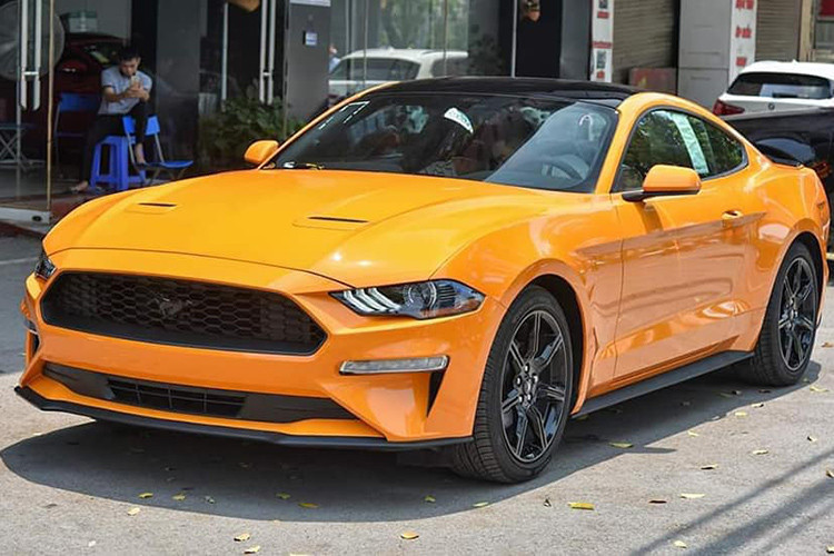 Ford Mustang là dòng xe thể thao bán chạy nhất thế giới. Tại quê nhà Mỹ giá xe Ford Mustang 2018 hiện có mức khởi điểm từ 25.680 USD (khoảng 585 triệu đồng). Được biết, chiếc xe cơ bắp Ford Mustang 2.3L 2018 có giá chào bán khoảng hơn 2,3 tỷ đồng tại Việt Nam.
