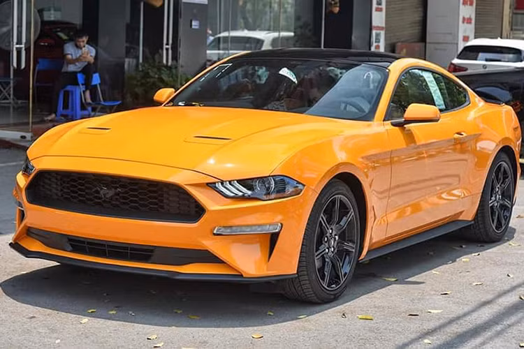 Ford Mustang là dòng xe thể thao bán chạy nhất thế giới. Tại quê nhà Mỹ giá xe Ford Mustang 2018 hiện có mức khởi điểm từ 25.680 USD (khoảng 585 triệu đồng). Được biết, chiếc xe cơ bắp Ford Mustang 2.3L 2018 có giá chào bán khoảng hơn 2,3 tỷ đồng tại Việt Nam.