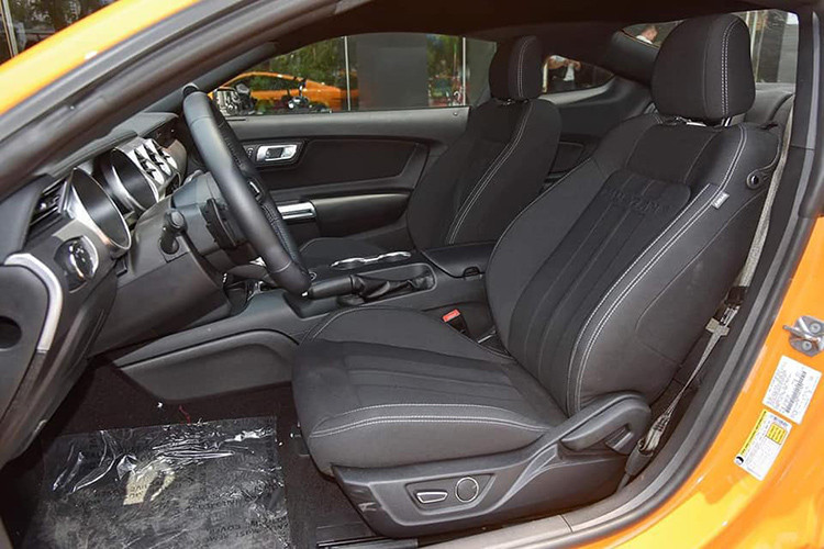 Hãng xe Ford còn cung cấp nhiều trang bị an toàn cho Mustang 2018 gồm: Hệ thống tránh va chạm với chức năng phát hiện người đi đường, cảnh báo khoảng cách giữa các xe, cảnh báo rời làn đường, hỗ trợ giữ làn đường và hệ thống nhắc nhở tài xế. Tính năng Ford SYNC Connect với FordPass lần đầu tiên được trang bị trên Mustang.