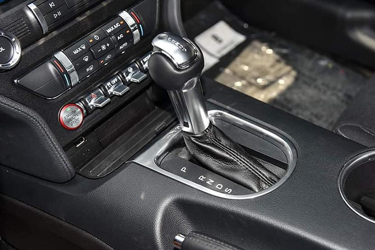 Mustang 2018 về Việt Nam sử dụng khối động cơ 4 xy-lanh thẳng hàng (I4) dung tích 2.3L tăng áp (turbocharged) với công nghệ EcoBoost nổi tiếng của Ford cho công suất tối đa 310 mã lực tại vòng tua 5.500v/p và mô-men xoắn cực đại 474 Nm; sức mạnh được truyền xuống cầu sau (RWD) qua hộp số tự động 10 cấp.