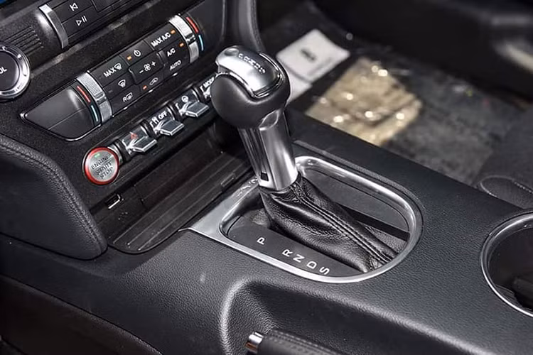 Mustang 2018 về Việt Nam sử dụng khối động cơ 4 xy-lanh thẳng hàng (I4) dung tích 2.3L tăng áp (turbocharged) với công nghệ EcoBoost nổi tiếng của Ford cho công suất tối đa 310 mã lực tại vòng tua 5.500v/p và mô-men xoắn cực đại 474 Nm; sức mạnh được truyền xuống cầu sau (RWD) qua hộp số tự động 10 cấp.