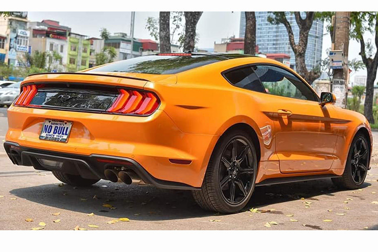 Phía sau, mẫu xe cơ bắp Ford Mustang 2018 tiếp tục thu hút ánh nhìn với cụm đèn hậu mới với 3 dải đèn LED, bộ khuếch tán màu đen cùng những đường nét góc cạnh, mạnh mẽ - hệ thống ống xả đặt hai bên.