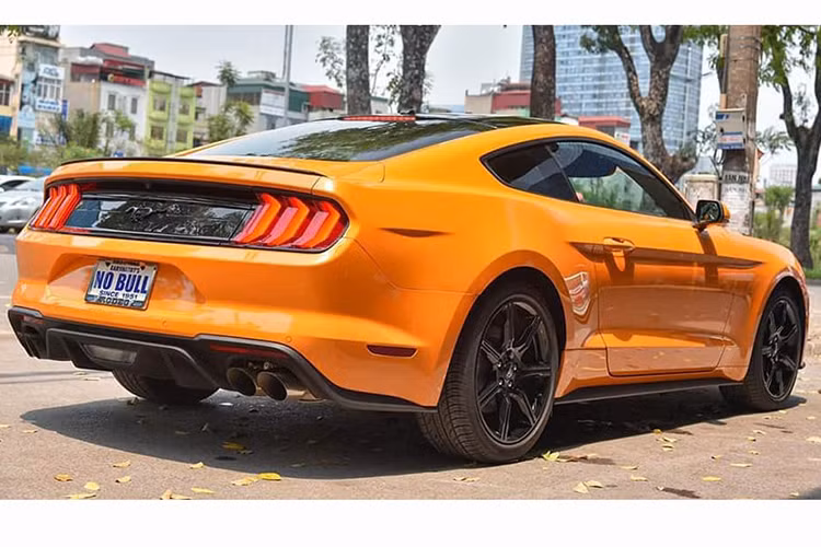 Phía sau, mẫu xe cơ bắp Ford Mustang 2018 tiếp tục thu hút ánh nhìn với cụm đèn hậu mới với 3 dải đèn LED, bộ khuếch tán màu đen cùng những đường nét góc cạnh, mạnh mẽ - hệ thống ống xả đặt hai bên.