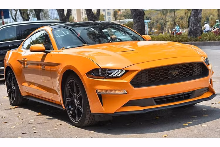 Những chiếc Mustang thế hệ thứ 6 đặc biệt được ưa chuộng tại Việt Nam, bước sang thế hệ nâng cấp đời 2018, mẫu xe thể thao đến từ Mỹ đã xuất hiện khá nhiều bởi các nhà nhập khẩu tư nhân. Mới đây nhất là 1 chiếc Ford Mustang đời 2018 mang màu cam Fury đã cập bến Hà Nội.