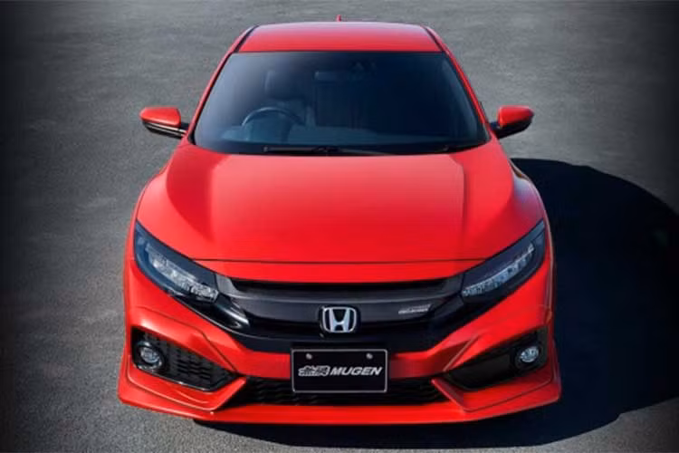 Khởi đầu chiếc xe với ngoại thất sẽ được làm mới lại ấn tượng hơn. Cụ thể Mugen sẽ trang bị cho Civic Hatchback mới lưới tản nhiệt bằng sợi carbon có logo của hãng, các nẹp ốp gân nổi cùng màu thân xe trên hốc đèn sương mù và cánh khuếch tán không khí dưới cản trước.