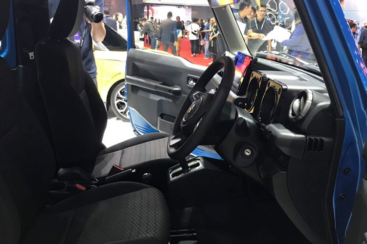 Xe được trang bị hệ thống thông tin giải trí với màn hình cảm ứng 7 inch, hỗ trợ Apple CarPlay/Android Auto, hệ thống định vị, hệ thống kết nối Bluetooth, cổng USB và 2 loa... Những tính năng an toàn của xe gồm có hệ thống chống bó cứng phanh ABS, phân bổ lực phanh điện tử EBD, trợ lực phanh BA, cân bằng điện tử EBD, kiểm soát lực kéo TCS, hỗ trợ khởi hành ngang dốc, hỗ trợ đổ đèo và 2 túi khí trước.