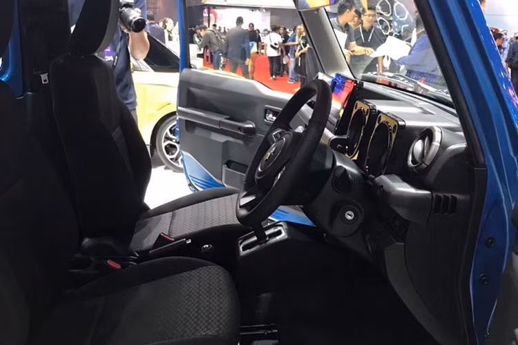 Xe được trang bị hệ thống thông tin giải trí với màn hình cảm ứng 7 inch, hỗ trợ Apple CarPlay/Android Auto, hệ thống định vị, hệ thống kết nối Bluetooth, cổng USB và 2 loa... Những tính năng an toàn của xe gồm có hệ thống chống bó cứng phanh ABS, phân bổ lực phanh điện tử EBD, trợ lực phanh BA, cân bằng điện tử EBD, kiểm soát lực kéo TCS, hỗ trợ khởi hành ngang dốc, hỗ trợ đổ đèo và 2 túi khí trước.