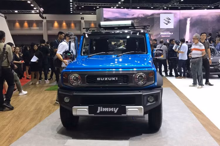 Đèn pha của xe dạng LED, hệ thống bật/tắt đèn pha tự động, đèn sương mù trước, đèn hậu LED, đèn phanh thứ 3 trên cao, ốp cua lốp và vỏ gương chiếu hậu màu đen, gương chiếu hậu chỉnh điện, tay nắm cửa trùng màu thân xe, bộ vành hợp kim 15 inch đi kèm lốp 195/80 R15 cùng lốp dự phòng phía sau. 