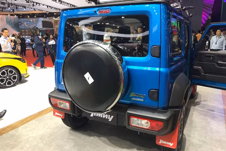 Các kích thước cơ bản của mẫu xe Suzuki Jimny 2019 bao gồm chiều dài 3.480 mm hoặc 3.645 mm bao gồm cả lốp dự phòng, chiều rộng 1.645 mm, chiều cao 1.720 mm, chiều dài cơ sở 2.250 mm và chiều cao gầm 220 mm. Trọng lượng của xe dao động từ 1.080 - 1.110 kg.