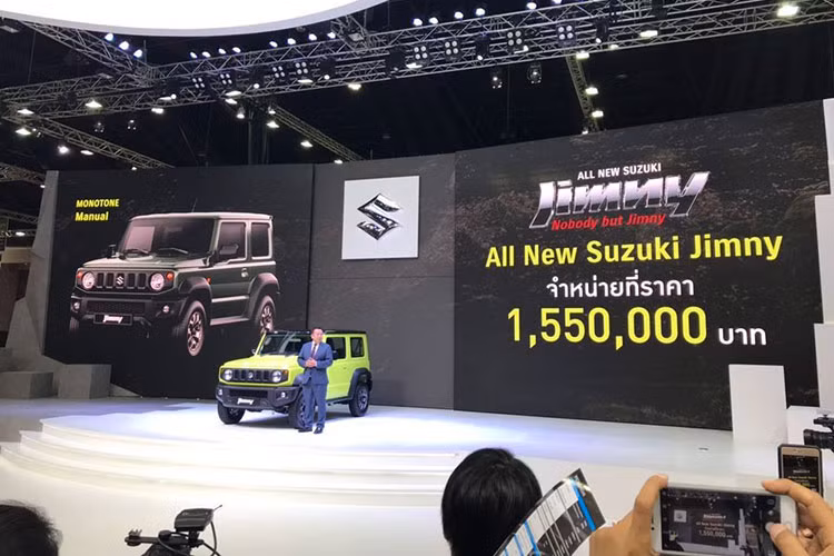 Cung cấp sức mạnh cho Suzuki Jimny 2019 là khối động cơ xăng 4 xi-lanh, dung tích 1,5 lít, sản sinh công suất tối đa 102 mã lực tại tua máy 6.000 vòng/phút và mô-men xoắn cực đại 130 Nm tại tua máy 4.000 vòng/phút, kết hợp với hộp số sàn 5 cấp hoặc tự động 4 cấp. Ngoài ra, xe còn được trang bị hệ dẫn động 4 bánh và bộ khung hình thang. Bộ khung này được lắp với hệ thống treo trước và sau dùng lò xo trụ.