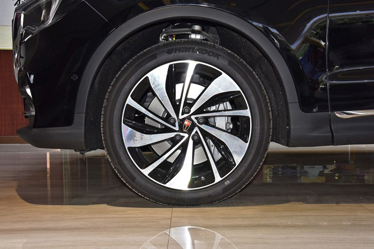 Bên sườn, Hồng Kỳ HS7 được trang bị bộ vành hợp kim 5 chấu kép có kích thước lớn và khe gió sau chắn bùn trước. Hốc gió này còn được trang bị bằng chi tiết màu đỏ sao cho phù hợp với cái tên Hồng Kỳ.