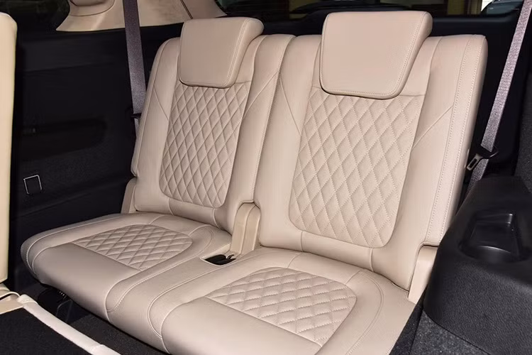 Mẫu xe Hồng Kỳ HS7 phiên bản thương mại mới này cũng được trang bị tổng cộng 7 chỗ ngồi với cấu hình 2+ 3+2. Trong đó, 2 hàng ghế sau đều có thể gập xuống để tăng thể tích khoang hành lý.