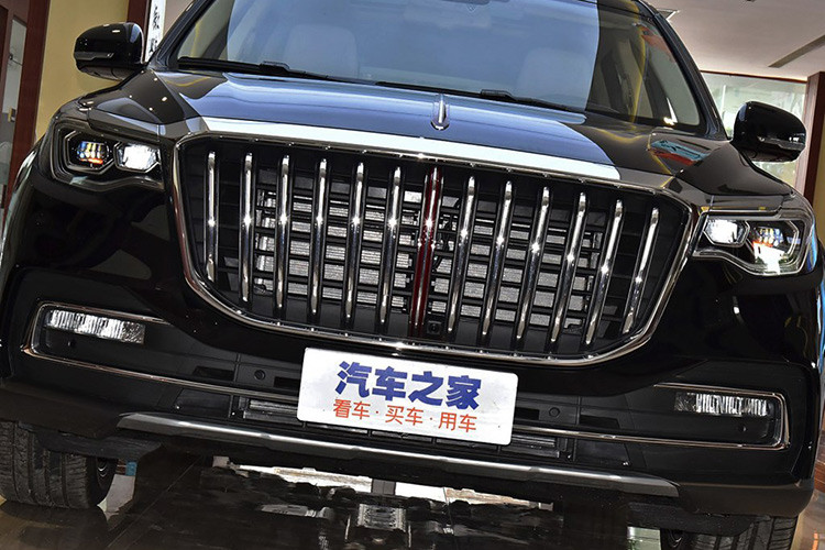 Xe SUV Hồng Kỳ HS7 2019 mới có thiết kế ngoại thất khá sang trọng và thanh lịch với lưới tản nhiệt dạng thác nước cỡ lớn, đi kèm các thanh nạn mạ crôm nằm dọc. Ở giữa lưới tản nhiệt là một nan dọc màu đỏ, tạo cảm giác như kéo từ trên nắp capô xuống. Ngoài ra, trên đầu xe còn có cụm đèn pha LED, đèn sương mù nằm ngang và viền mạ crôm trên cản trước.