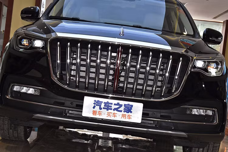 Xe SUV Hồng Kỳ HS7 2019 mới có thiết kế ngoại thất khá sang trọng và thanh lịch với lưới tản nhiệt dạng thác nước cỡ lớn, đi kèm các thanh nạn mạ crôm nằm dọc. Ở giữa lưới tản nhiệt là một nan dọc màu đỏ, tạo cảm giác như kéo từ trên nắp capô xuống. Ngoài ra, trên đầu xe còn có cụm đèn pha LED, đèn sương mù nằm ngang và viền mạ crôm trên cản trước.