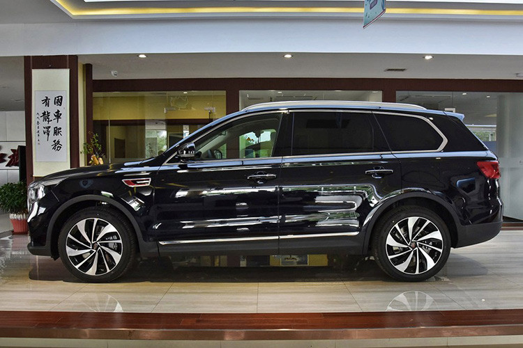 Mẫu SUV hạng sang Trung Quốc sở hữu kích thước khá lớn với chiều dài 5.035 mm, rộng 1.989 mm, cao 1.778 mm và chiều dài cơ sở 3.008 mm. Kích thước này hứa hẹn sẽ mang đến không gian nội thất rộng rãi theo đúng thị hiếu của người tiêu dùng Trung Quốc cho Hồng Kỳ HS7.