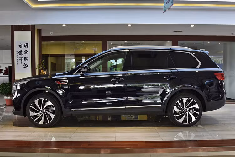 Mẫu SUV hạng sang Trung Quốc sở hữu kích thước khá lớn với chiều dài 5.035 mm, rộng 1.989 mm, cao 1.778 mm và chiều dài cơ sở 3.008 mm. Kích thước này hứa hẹn sẽ mang đến không gian nội thất rộng rãi theo đúng thị hiếu của người tiêu dùng Trung Quốc cho Hồng Kỳ HS7.