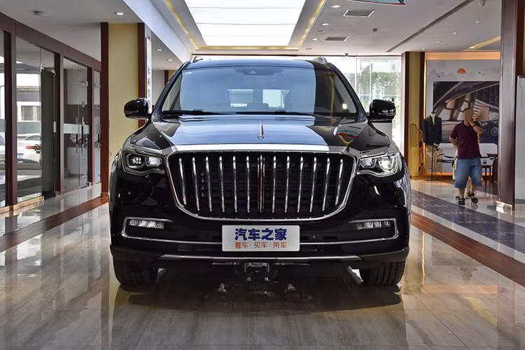 Xe có tổng cộng 4 bản trang bị, giá xe Hồng Kỳ HS7 dao động từ 349.800 - 459.800 Nhân dân tệ (khoảng 1,18 - 1,5 tỷ đồng). Với giá bán này, HS7 đã trở thành mẫu xe nội địa sản xuất đại trà đắt nhất ở thị trường này. Hiện hãng Hồng Kỳ còn đang phát triển phiên bản chạy điện của mẫu SUV này với tên gọi E-HS7. Đáng tiếc mẫu xe này sẽ chỉ được bày bán ở thị trường Trung Quốc.