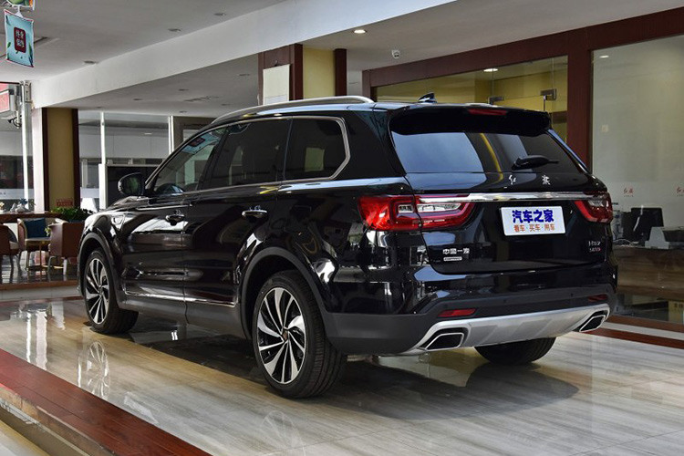 Nguồn cung cấp sức mạnh cho Hồng Kỳ HS7 là khối động cơ xăng V6, tăng áp kép, dung tích 3.0 lít, sản sinh công suất tối đa 338 mã lực và mô-men xoắn cực đại 445 Nm. Sức mạnh được truyền tới bánh thông qua hộp số tự động 8 cấp. Bản tiêu chuẩn của Hồng Kỳ HS7 sẽ chỉ có hệ dẫn động cầu sau. Trong khi đó, bản cao cấp sẽ dùng hệ dẫn động 4 bánh.