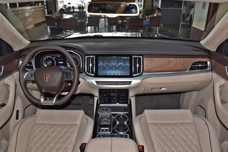 Bước vào bên trong Hồng Kỳ HS7, người lái một lần nữa được chào đón bằng thiết kế cao cấp với sự kết hợp của nhiều chất liệu như da, gỗ ốp và kim loại. Ghế bọc da được khâu hình quả trám như xe sang.