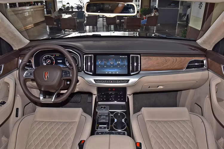 Bước vào bên trong Hồng Kỳ HS7, người lái một lần nữa được chào đón bằng thiết kế cao cấp với sự kết hợp của nhiều chất liệu như da, gỗ ốp và kim loại. Ghế bọc da được khâu hình quả trám như xe sang.