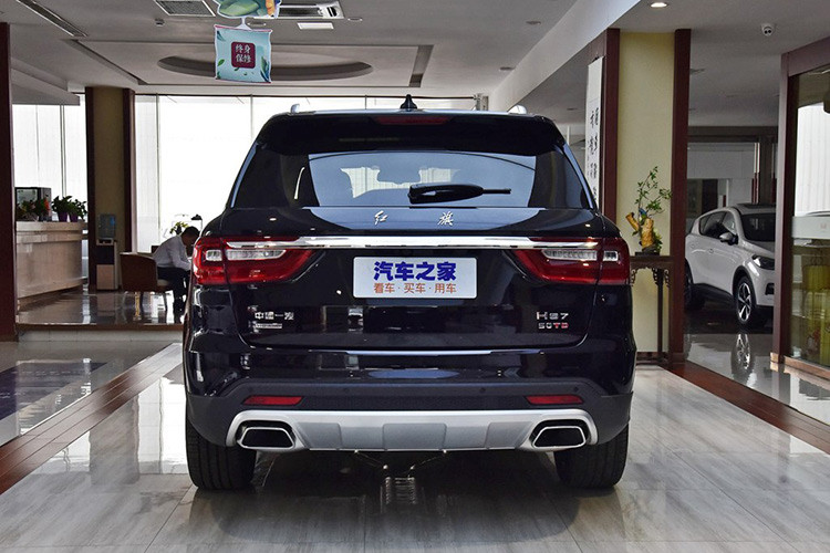 Phía sau của mẫu xe này, ta có thể bắt gặp cụm đèn hậu được nối với nhau bằng một thanh mạ crôm dày dặn. Bên dưới là 2 ống xả hình thang được bao quanh bằng tấm ốp bảo vệ gầm màu bạc khá sang trọng.