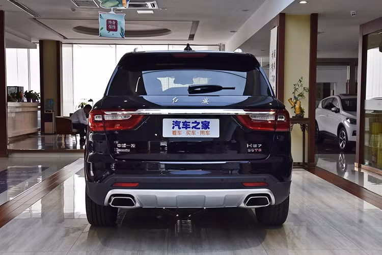 Phía sau của mẫu xe này, ta có thể bắt gặp cụm đèn hậu được nối với nhau bằng một thanh mạ crôm dày dặn. Bên dưới là 2 ống xả hình thang được bao quanh bằng tấm ốp bảo vệ gầm màu bạc khá sang trọng.