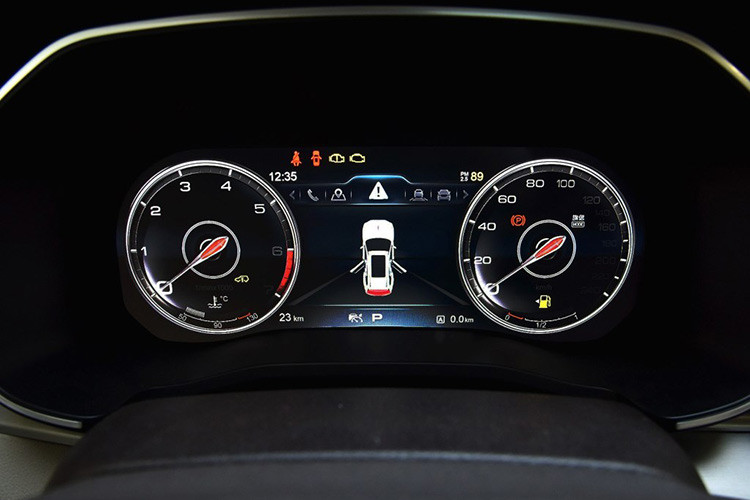 Đằng sau vô lăng là bảng đồng hồ kết hợp giữa analogue và màn hình kỹ thuật số. Trong khi đó, màn hình thông tin giải trí có kích thước 10,1 inch được đặt giữa 2 cửa gió điều hòa trung tâm nằm dọc. Ở hàng ghế sau của Hồng Kỳ HS7 cũng có hệ thống thông tin giải trí với 2 màn hình khá lớn.