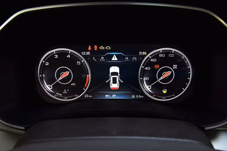 Đằng sau vô lăng là bảng đồng hồ kết hợp giữa analogue và màn hình kỹ thuật số. Trong khi đó, màn hình thông tin giải trí có kích thước 10,1 inch được đặt giữa 2 cửa gió điều hòa trung tâm nằm dọc. Ở hàng ghế sau của Hồng Kỳ HS7 cũng có hệ thống thông tin giải trí với 2 màn hình khá lớn.