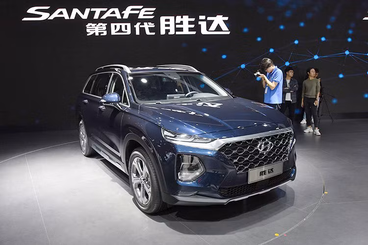 Lần đầu tiên ra mắt trong triển lãm Ô tô Quảng Châu 2018, mẫu xe Hyundai SantaFe 2019 dành cho thị trường Trung Quốc sở hữu cả kích thước lẫn thiết kế ngoại thất thay đổi so với xe ở những thị trường khác.