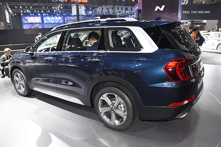 Ngoài hệ thống cảm biến vân tay mới nhất xuất hiện trên Hyundai SantaFe 2019 tại Trung Quốc, các trang bị khác bên trong xe còn bao gồm; vô lăng đáy phẳng thể thao, cụm đồng hồ, màn hình thông tin giải trí và cụm điều khiển trung tâm dành riêng cho thị trường này.