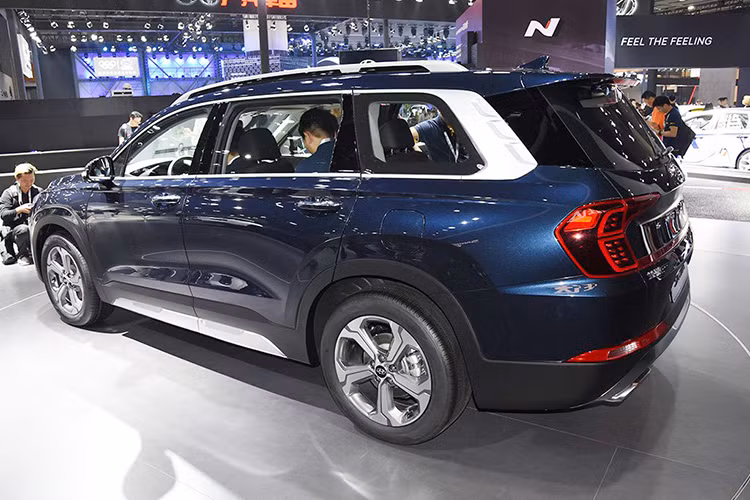 Ngoài hệ thống cảm biến vân tay mới nhất xuất hiện trên Hyundai SantaFe 2019 tại Trung Quốc, các trang bị khác bên trong xe còn bao gồm; vô lăng đáy phẳng thể thao, cụm đồng hồ, màn hình thông tin giải trí và cụm điều khiển trung tâm dành riêng cho thị trường này.