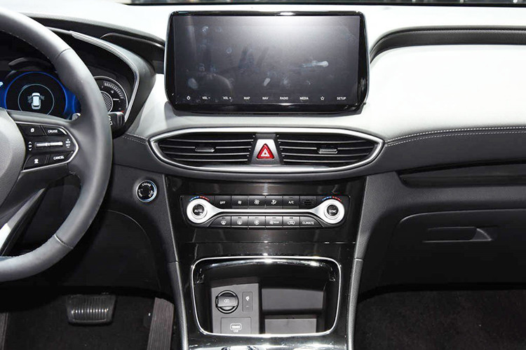 Hyundai tự hào cho biết hãng đã giải quyết những vấn đề này, bằng cách sử dụng công nghệ cảm biến điện dung và công cụ đo lường sự khác biệt tĩnh điện trên đầu ngón tay người bình thường để ngăn chặn hiệu quả hành vi giả mạo dấu vân tay. Khả năng hệ thống nhận dạng sai dấu vân tay là 1/50.000, tỷ lệ sai lệch này sẽ được cải thiện theo thời gian khi hệ thống tự cập nhật.