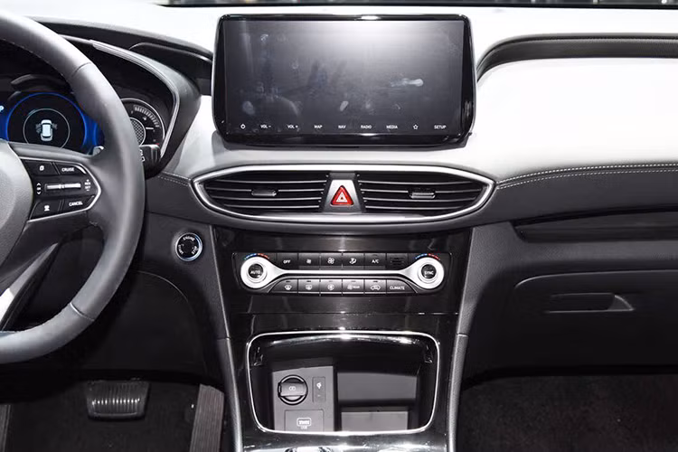 Hyundai tự hào cho biết hãng đã giải quyết những vấn đề này, bằng cách sử dụng công nghệ cảm biến điện dung và công cụ đo lường sự khác biệt tĩnh điện trên đầu ngón tay người bình thường để ngăn chặn hiệu quả hành vi giả mạo dấu vân tay. Khả năng hệ thống nhận dạng sai dấu vân tay là 1/50.000, tỷ lệ sai lệch này sẽ được cải thiện theo thời gian khi hệ thống tự cập nhật.