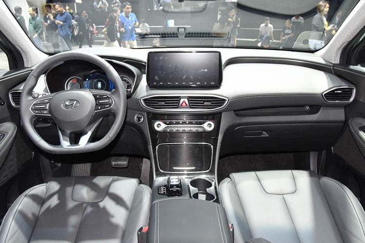 Ngay cả tạo hình bên trong cụm đèn hậu cũng được làm mới. Đáng chú ý nhất trên mẫu xe này chính là một trang bị từng được nhiều người chơi xe tại Việt Nam chia sẻ trong thời gian qua - đó chính là cảm biến mở cửa bằng vân tay, một trang bị lần đầu tiên được thiết kế cho một chiếc ôtô.