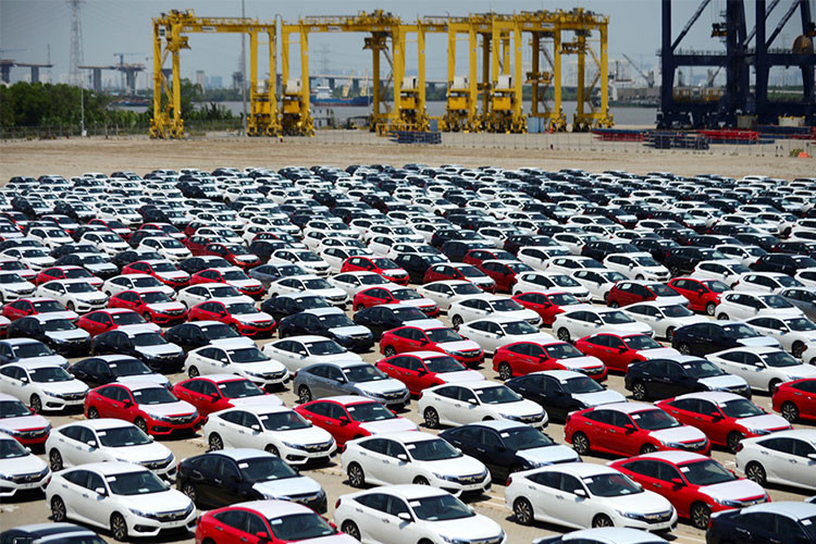 Sau nửa năm vắng bóng nhiều mẫu xe nhập khẩu do nhiều vướng mắc trong thủ tục nhập khẩu theo Nghị định 116, thị trường ôtô Việt Nam đang sắp nổ ra cuộc chiến nảy lửa giữa các “tân binh” khi hàng loạt mẫu xe ôtô hoàn toàn mới sẽ ồ ạt ra mắt trong tháng 8/2018. Trong đó, đáng chú ý nhất là những cái tên “mới toanh” như Toyota Rush, Mitsubishi Xpander, Hyundai Kona, Honda HR-V hay Nissan Terra...