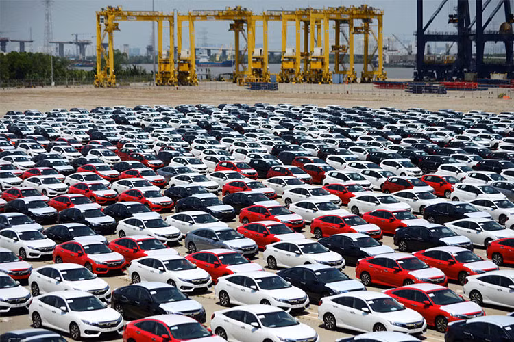 Sau nửa năm vắng bóng nhiều mẫu xe nhập khẩu do nhiều vướng mắc trong thủ tục nhập khẩu theo Nghị định 116, thị trường ôtô Việt Nam đang sắp nổ ra cuộc chiến nảy lửa giữa các “tân binh” khi hàng loạt mẫu xe ôtô hoàn toàn mới sẽ ồ ạt ra mắt trong tháng 8/2018. Trong đó, đáng chú ý nhất là những cái tên “mới toanh” như Toyota Rush, Mitsubishi Xpander, Hyundai Kona, Honda HR-V hay Nissan Terra...