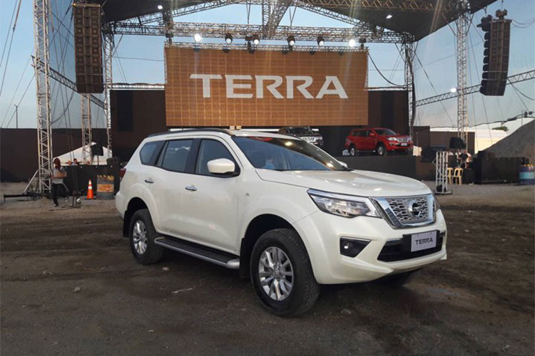 Trong khi đó, Nissan Terra là cái tên “mới toanh” trên thị trường ôtô Việt Nam nói riêng là toàn thế giới nói chung. Xe được phát triển dựa trên hệ thống khung gầm của mẫu bán tải Nissan Navara. Do đó, xe sở hữu diện mạo cứng cáp, khỏe khoắn nhưng cũng không kém phần tinh tế. Dự kiến, Terra sẽ được phân phối tại Việt Nam vào tháng 10/2018.