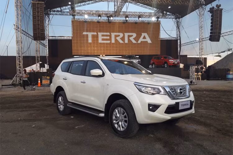 Trong khi đó, Nissan Terra là cái tên “mới toanh” trên thị trường ôtô Việt Nam nói riêng là toàn thế giới nói chung. Xe được phát triển dựa trên hệ thống khung gầm của mẫu bán tải Nissan Navara. Do đó, xe sở hữu diện mạo cứng cáp, khỏe khoắn nhưng cũng không kém phần tinh tế. Dự kiến, Terra sẽ được phân phối tại Việt Nam vào tháng 10/2018.