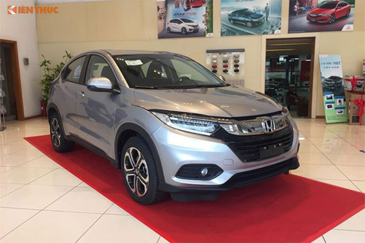 Trong khi đó, Honda HR-V dự kiến cũng sẽ ra mắt đến khách hàng Việt với mức giá dự kiến dưới 900 triệu đồng thông qua hình thức nhập khẩu nguyên chiếc. Nhờ hưởng ưu đãi thuế suất thuế nhập khẩu 0% cùng nhiều ưu điểm vượt trội về trang bị và khả năng vận hành, Honda HR-V hứa hẹn sẽ là đối thủ “nặng ký” đe dọa doanh số của Ford Ecosport.