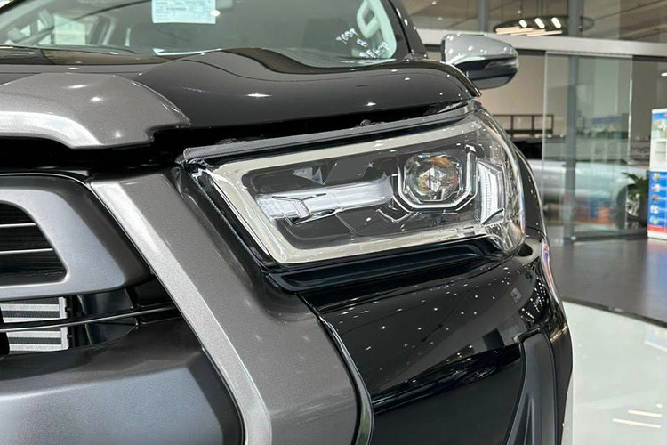 Vì chỉ là phiên bản nâng cấp nhẹ, nên tổng thể mẫu xe bán tải Toyota Hilux 2024 về Việt Nam không có quá nhiều sự thay đổi. Thay vào đó hãng sẽ tinh chỉnh lại một chút ở phần cản trước, bổ sung thêm một số chi tiết mang tính trang trí, kèm theo đó là mâm hợp kim 17 inch mới.
