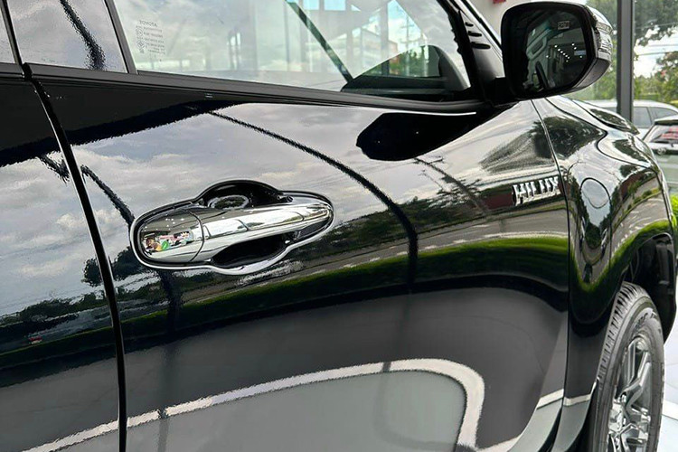 Cụ thể phiên bản tiêu chuẩn sẽ là 4x2 MT và kế đến là 4x2 AT. Hai phiên bản này sẽ dùng chung động cơ diesel 2.4L, sản sinh công suất 148 mã lực và mô-men xoắn cực đại 400 Nm. Ở thời điểm hiện tại bản 4.2 AT đang bán tại Việt Nam với mức giá lên đến 852 triệu đồng.