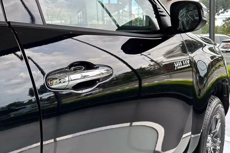 Cụ thể phiên bản tiêu chuẩn sẽ là 4x2 MT và kế đến là 4x2 AT. Hai phiên bản này sẽ dùng chung động cơ diesel 2.4L, sản sinh công suất 148 mã lực và mô-men xoắn cực đại 400 Nm. Ở thời điểm hiện tại bản 4.2 AT đang bán tại Việt Nam với mức giá lên đến 852 triệu đồng.