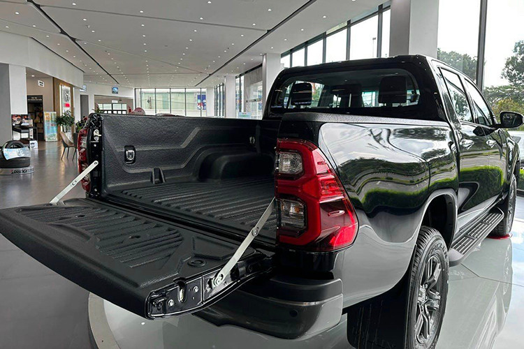 Trước tình thế đó, đã có nhiều tin đồn Toyota sẽ có những cải thiện cho thế hệ kế tiếp. Và mới đây hãng xe Nhật đã có biết phiên bản nâng cấp sẽ dự kiến ra mắt vào quý 2 năm nay, mức giá xe Toyota Hilux 2024 tại Việt Nam từ 668 triệu đồng, ngoài ra sẽ có tới 3 phiên bản khác nhau.